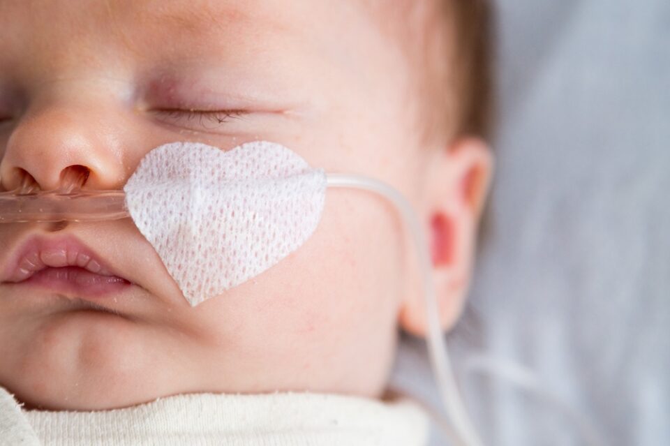 shutterstock_1022883532 baby hartje ziek bewerkt-270bfc15-98eb-4040-98bf-61ed0bb2d832.jpg
