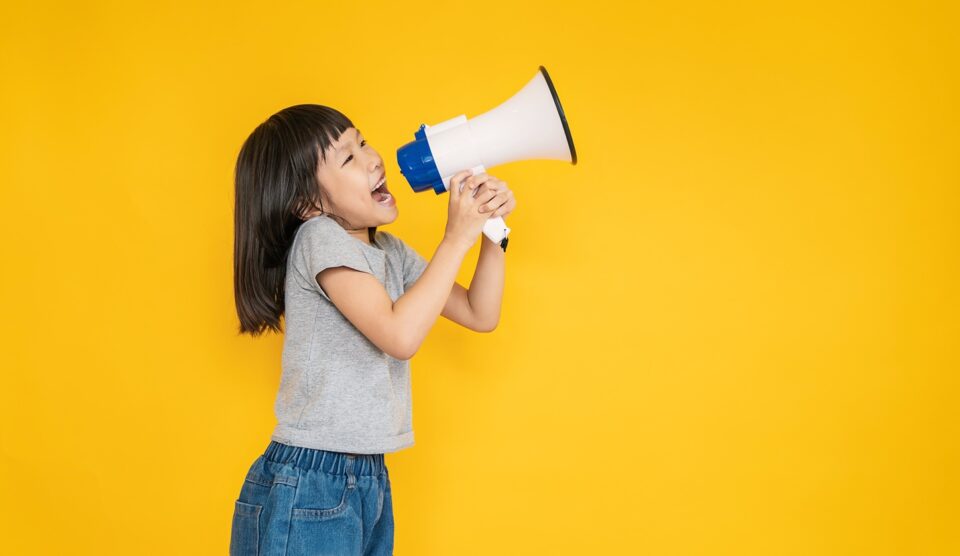shutterstock_2175749799 kind megafoon oproep-d49cb39e-ca6d-460c-aea6-378de582f415.jpg