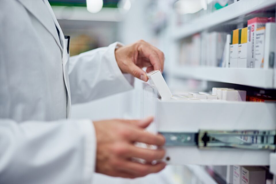 shutterstock_2303800263 apotheek medicijnen geneesmiddelen bewerkt-256a8672-d2c6-4815-984b-181a8c192df3.jpg